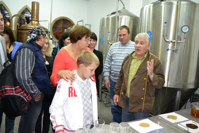Пивовар «Оскару» Вадим Корженевський ознайомлює відвідувачав «Оскару» з інгредієнтами пива