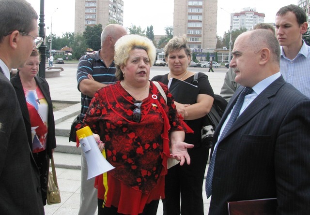 Заступнику губернатора Михайлові Пузяку не вдалося переконати пані Тростянську відмовитися від акції протесту біля будинку ОДА. Вона все одно вирішила сказати Тулубу все, що думає, за допомогою мегафона