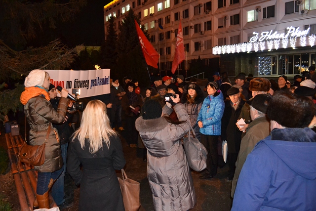 Під час мітингу під стінами міської ради черкащан закликали їхати на Майдан у Київ