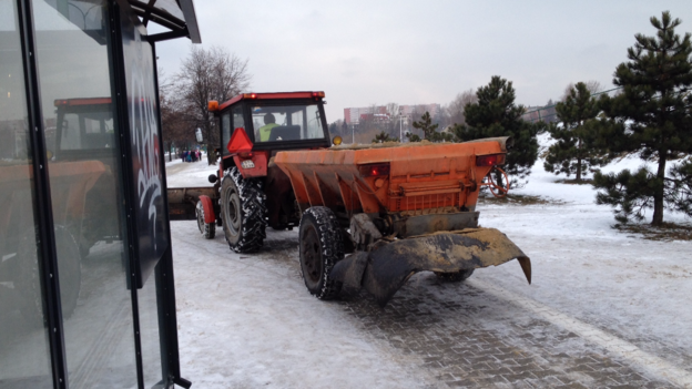 Навіть у малих містечках Польщі після великого снігопаду оперативно чистять дороги і доріжки, посипаючи їх піском 