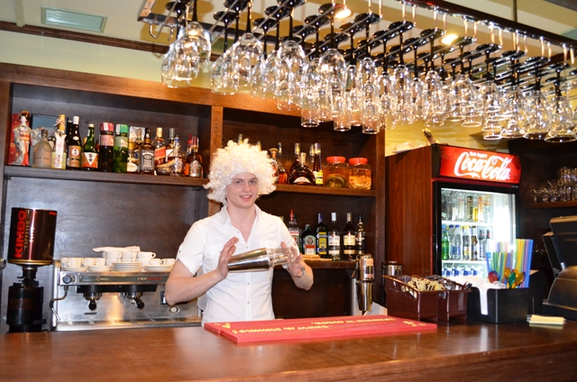 На День Святого Валентина в «Yoshi» можна було побачити не тільки офіціанток у справжніх японських костюмах, а й бармена в «ангельському» вбранні