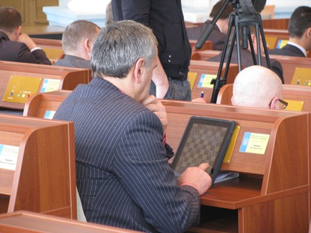 Схоже, що і депутату Миколі Мирзі непотрібен «планшетник», оскільки він і так ним вже користується під час засідань сесій
