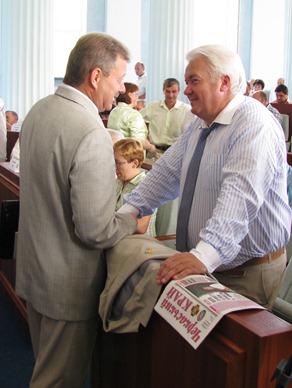 Регіонал Володимир Олійник (справа) завжди готовий коментувати будь-які теми