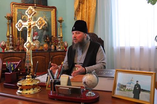 Владыка Пантелеймон уверяет, что "Ауди-8" и квартиру в Москве ему подарили прихожане. Фото: Антон ТЕРЕЩЕНКО.