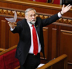 Юрій Кармазін обома руками за те, щоб змінити склад Верховної ради. Фото: Олександр Яловий (Комерсант)