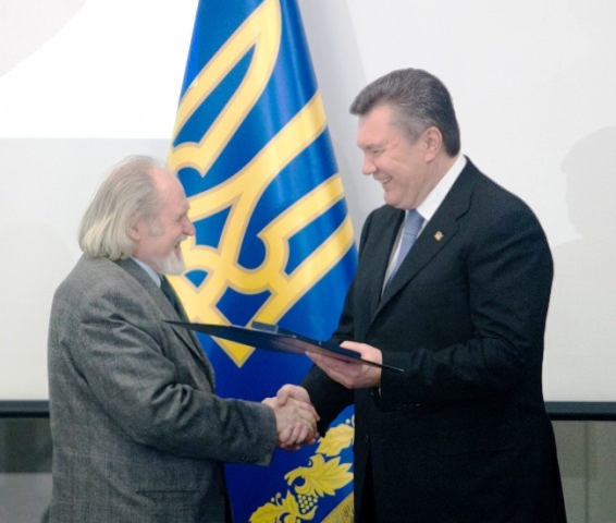 Президент України Віктор Янукович також у Каненві вручив Національні Шевченківські премії (фото - прес-служба Президента України)