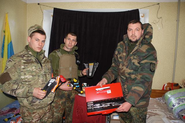 Отець Василь (праворуч) з українськими бійцями в Авдіївці