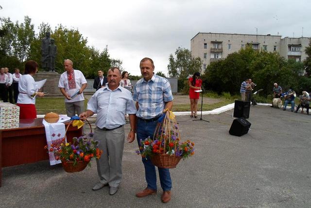 Андрій Чумак на фото зліва. Бере участь у покладанні квітів на Дні Незалежності