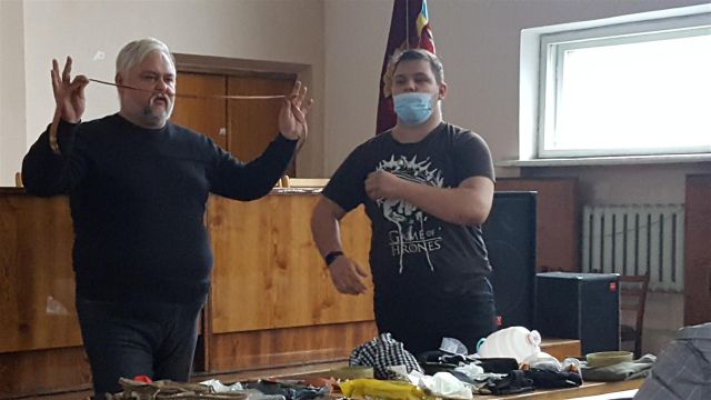 Навчання з тактичної медицини проводить лікар-хірург Вадим Козловський (зліва)