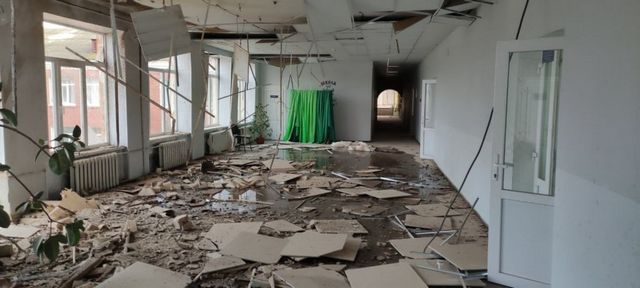 У селі Паланка на Уманщині вранці 24 лютого було пошкоджено частину фасаду місцевої школи. Світлини опублікував місцевий мешканець