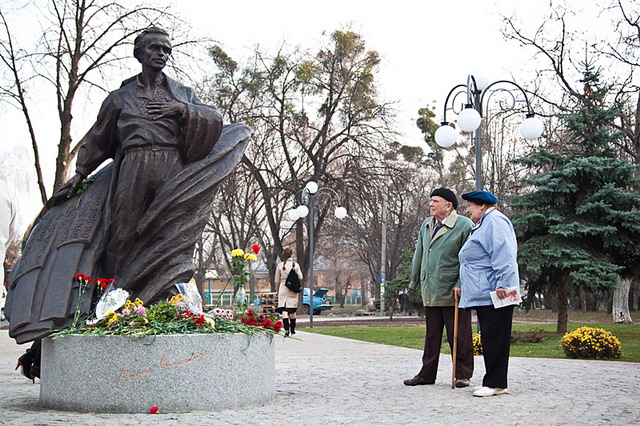 Микола Сніжко на відкритті пам'ятника Симоненку в Черкасах (фото - Ігоря Бутенка)