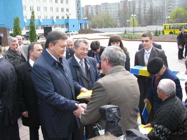 Віктор Янукович у Черкасах був благодійником - вручав ключі, сертифікати та ордери