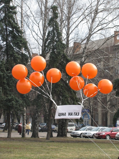 Повітряні кульки в черкаської опозиції в моді. Раніше активісти УНП під час акцій на Соборній площі кидали в надуті кульки, що символізували обіцянки влади, дротики