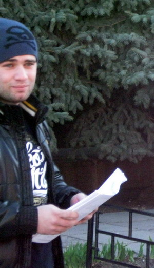Депутат міськради Казарян роздає анти-радівські листівки