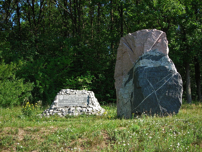 Кресельці,західна околиця села Мельники,памятники на місці останього бою В.Чучупаки 12.04.1920