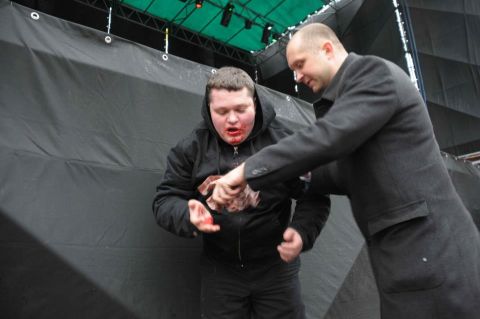 Постраждалому мітингувальнику допомагає опозиціонер з Умані Максим Поляков. Фото з фейсбук-групи: «Народне віче в м. Черкаси»