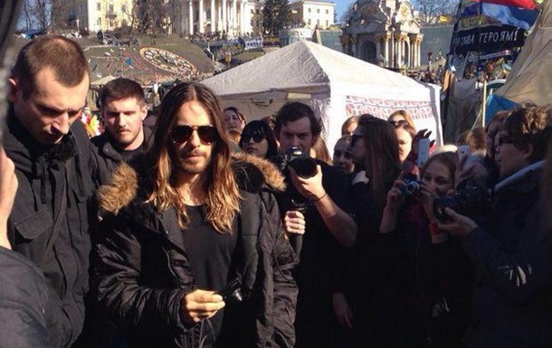 Лідер гурту «30 Seconds to Mars» Джаред Лето під час візиту до Києва побував і на Майдані Незалежності. Джерело: tvi