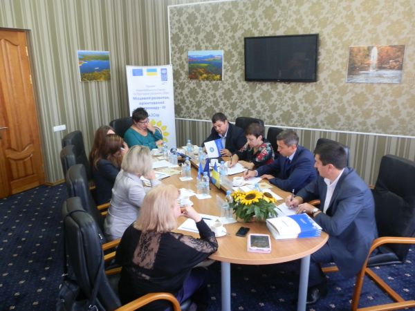 З метою перевірки успішності свого проекту Черкащину відвідують представники ЄС та організацій донорів, які схвально відгукують про громадські ініціативи. На фото – одна з таких зустрічей в облдержадміністрації