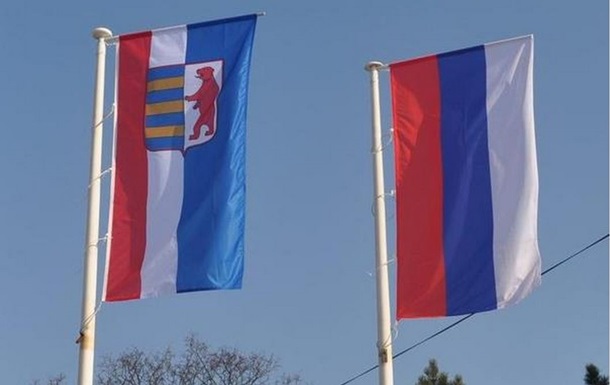 Зліва прапор „Сойму Підкарпатських русинів”, справа – Росії. Робіть висновки…