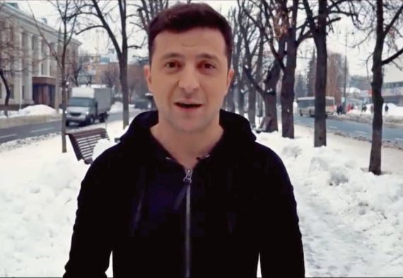 Зеленський символічно записав свій передвиборчий ролик на тлі Черкаської обласної прокуратури