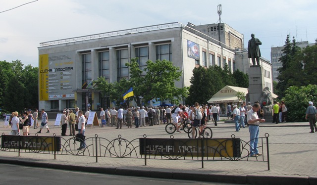 Замість Соборної площі протестний майдан провели на Театральній