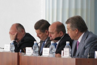 Сергій Тулуб (крайній справа) не задоволений тим, що засідання колегії Михайло Пузяк (крайній зліва) розрахував аж на чотири години
