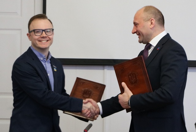28 березня Віктор Євпак і міський голова Анатолій Бонадренко підписали угоду про співпрацю