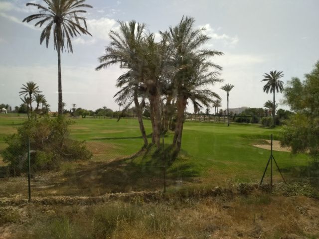 Деякі готелі мають зелене поле для гольфу. І це, фактично, в пустелі!