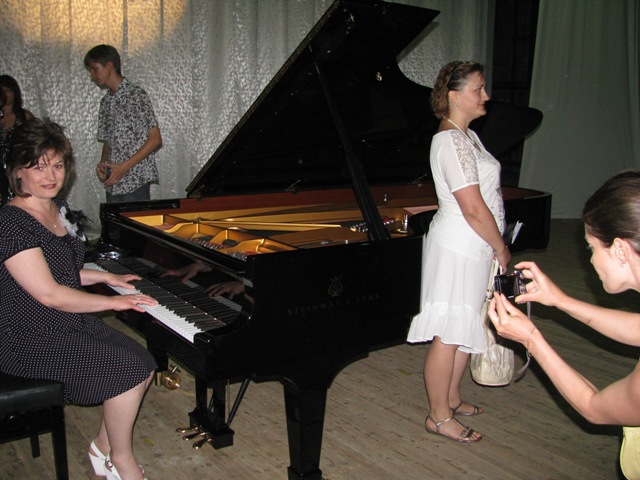 У перерві під час концерту багато черкаських глядачів заходилося... фотографуватися коло дорогущого роялю