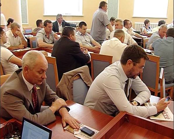 Віктор Беззубенко та Едуард Івакін - представники влади та Партіїї регіонів на сесії Черкаської міськради