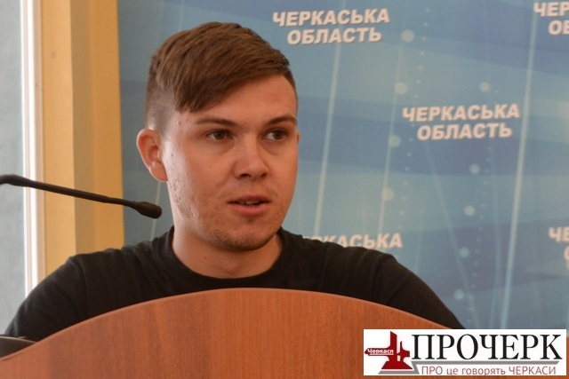 На фото – депутат від «Свободи» Юрій Ботнар, який вніс проект рішення на розгляд сесії