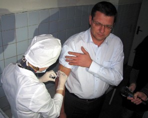 З мерії масово тікають чиновники на пенсію за інвалідністю (на фото - мер вакцинується проти грипу, 1 грудня 2010 року)