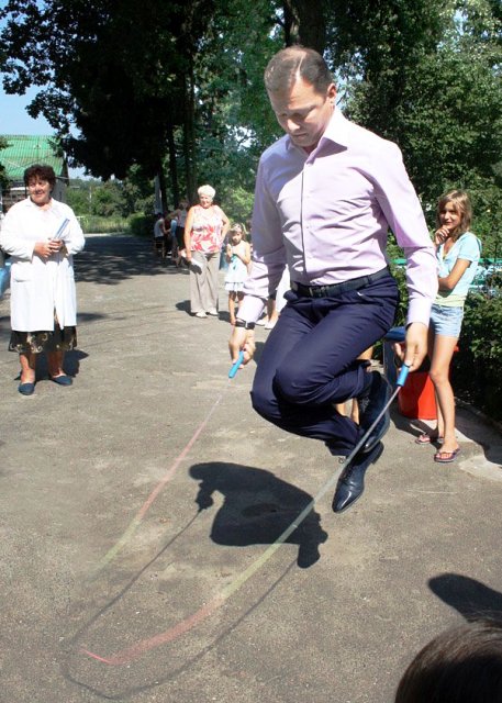 Олег Ляшко дає майстер-клас стрибків на скакалці дітям у санаторії (фото - особиста сторінка О.Ляшка у Фейсбук)