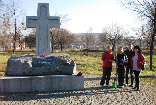 Валентина Савченко з однодумцями з власної ініціативи прибрали коло пам'ятника минулого року