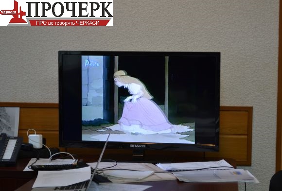 У робочому кабінеті Олександра Трухманова постійно ввімкнений телевізор з рідним телеканалом