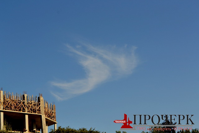 Хмаринку, схожу на голуба, ми помітили в небі між дзвіницею (між іншим, її будують саме у формі голуба) та Свято-Михайлівським собором
