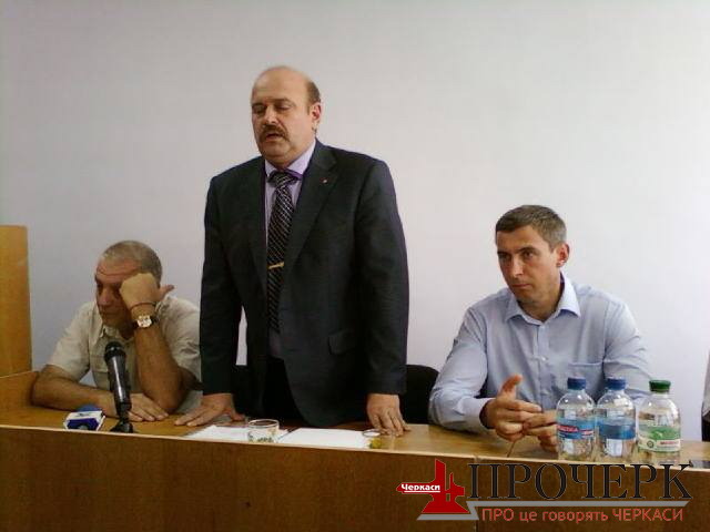 Олег Николенко (в центрі) так і не зміг зробити Станіслава Олідорта (ліворуч) директором