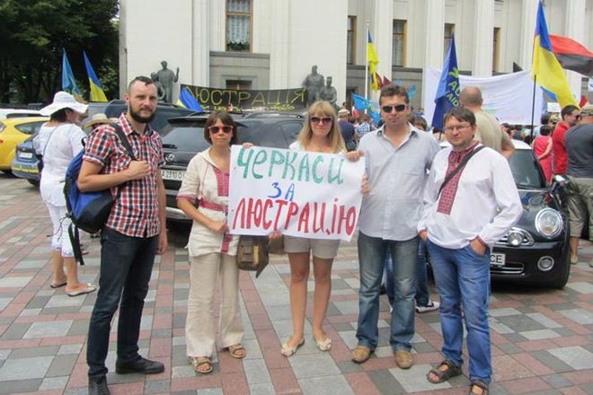 Вікторія Феофілова (друга зліва) з колегами з Люстраційного комітету на мітингу в Києві
