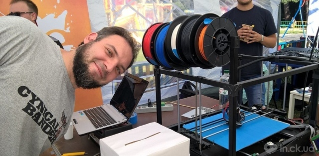 Конструктор 3D принтера Павло Двойнос зі своїм дітищем