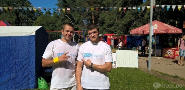Переможець марафону Сергій Романенко (зліва)