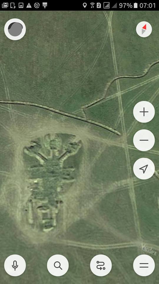 Те саме на Яндексі. Чітко видно нові земляні укріплення - окопи та ходи сполучення. — в Perekop, Ukraine.