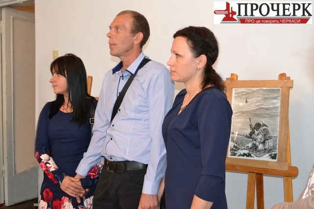 На відкриття виставки Валерій Сліпенко прийшов із друзями-волонтерками