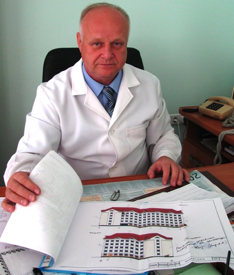 Головлікар обласної лікарні Олександр Дудник демонструє проект нового консультативно-діагностичного центру, який замінить нинішню поліклініку