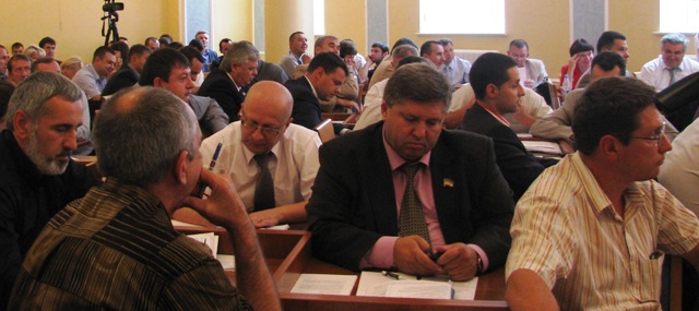 Баймурза Бакашев (на фото - з мобільним) уже пересів до своїх нових колег – членів депутатської групи Партії вільних демократів