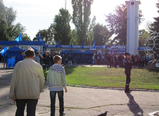 При вході на стадіон футбольних фанатів зустрічали фанати «регіоналів»