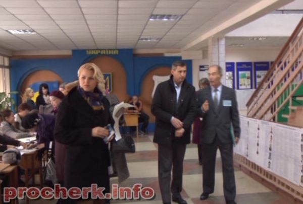 Голова ОДА Юрій Ткаченко прийшов на голосування з дружиною, однак поки вона шукала потрібний столик, чоловіка одразу ж залучили до обговорення політичних питань