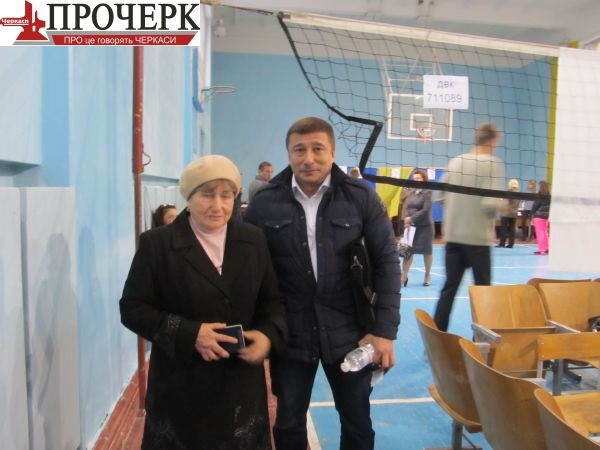 Голова Черкаської РДА Костянтин Омаргалієв саме прийшов на дільницю проголосувати разом з мамою