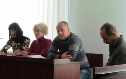 Підприємець Олег Лисак (на фото в центрі) у залі суду. Каже, що здаватися не збирається. Утім, і влада так каже… Фото «Прочерку»