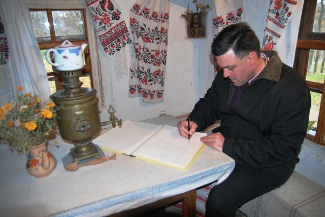 Олег Тягнибок залишив запис у Книзі відвідувачів Тарасової Світлиці на Чернечій горі