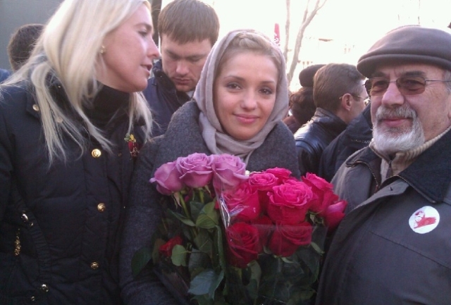 Донька Євгенія прийшла привітати маму разом з народом (фото - Liga.net)